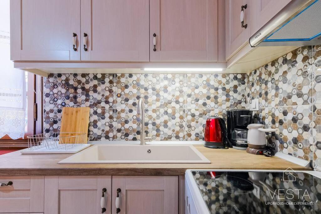 Blooming Yard Apartment, Vesta Philoxenia Apartment Thessaloniki